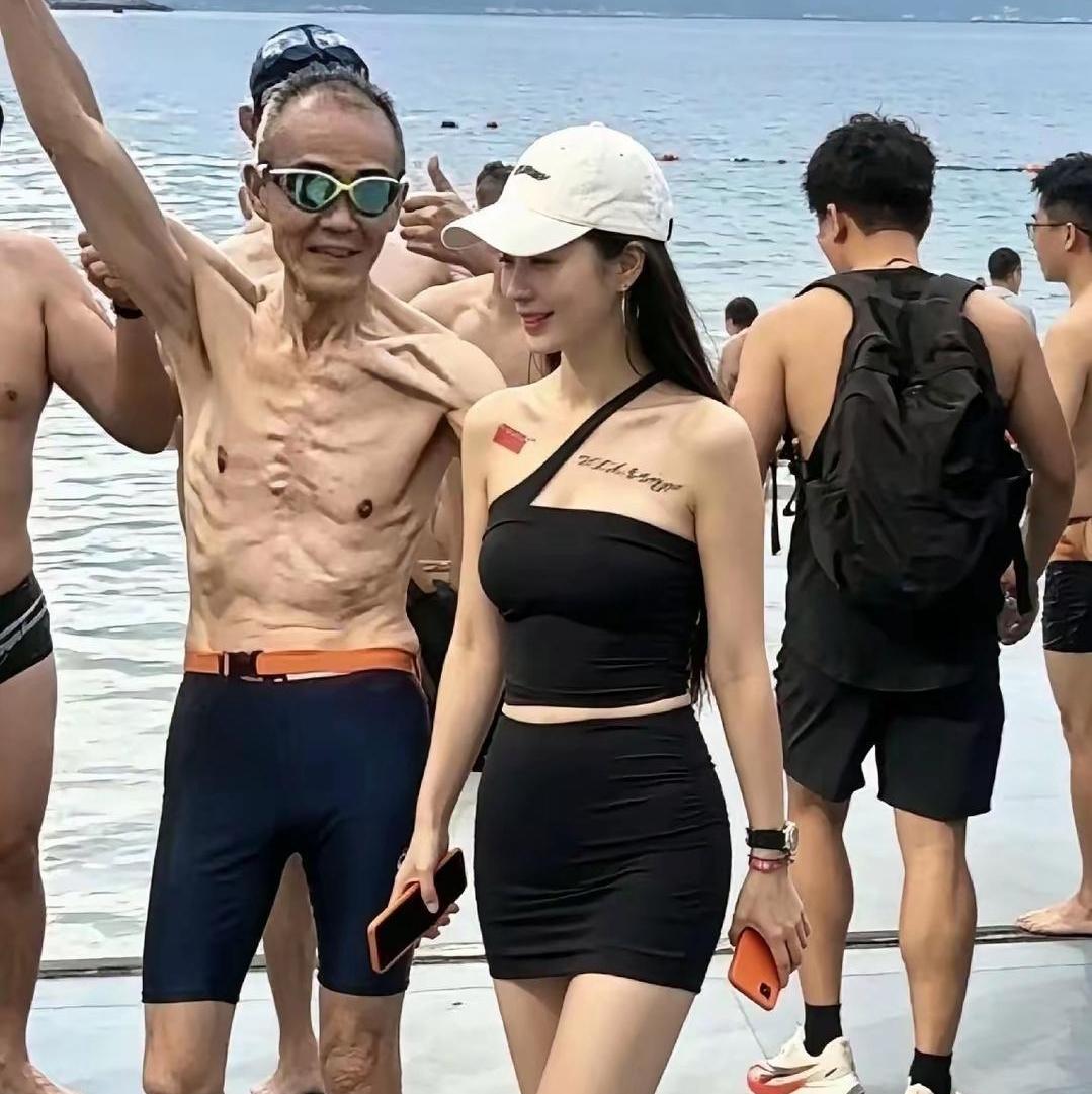 海边这一幕，属实让人看得大吃一惊！这位大爷一身清晰的腹肌线条，身材硬朗，刚