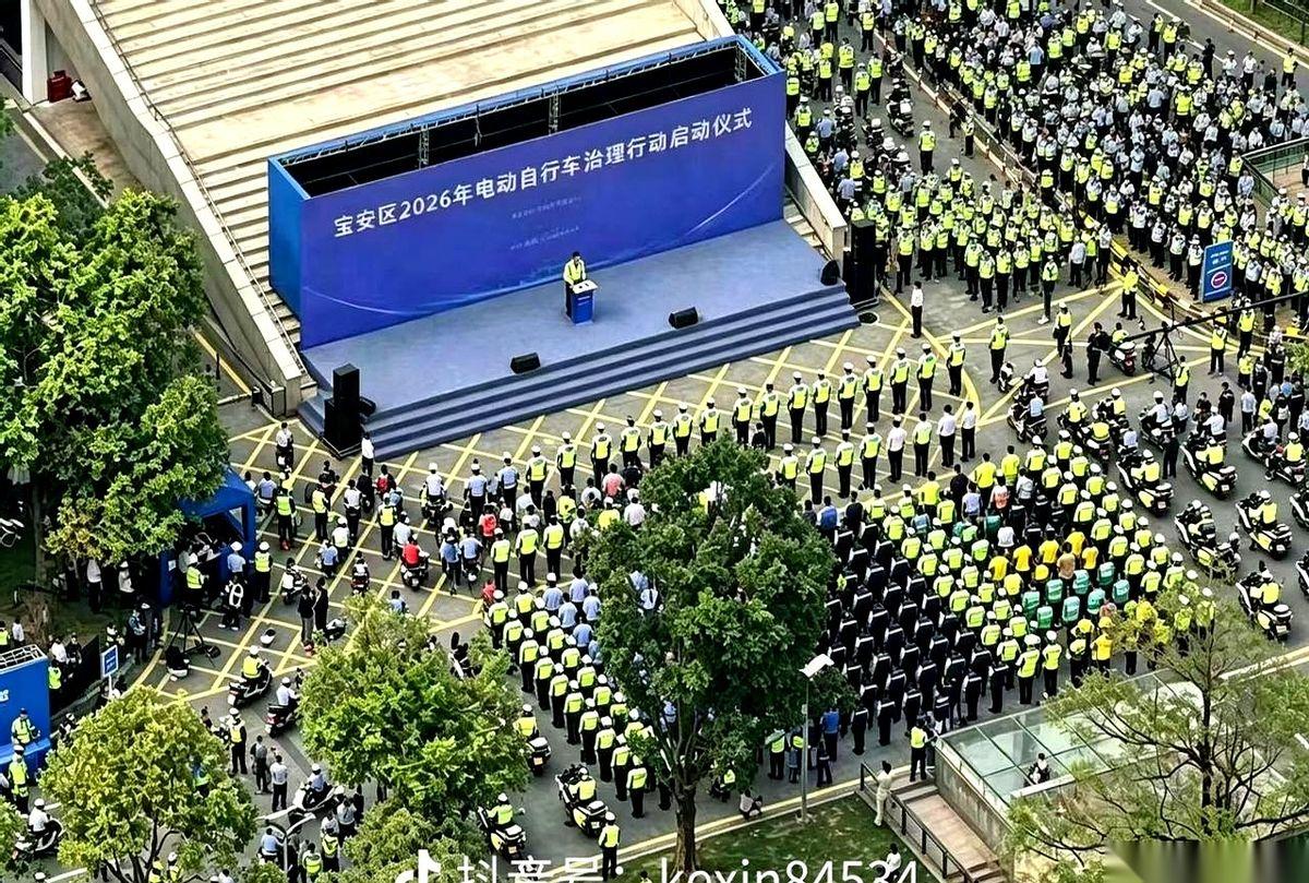 深圳宝安区，一场启动仪式，规格很高。台上的红布一掀，底下数万名电动车主的神经，