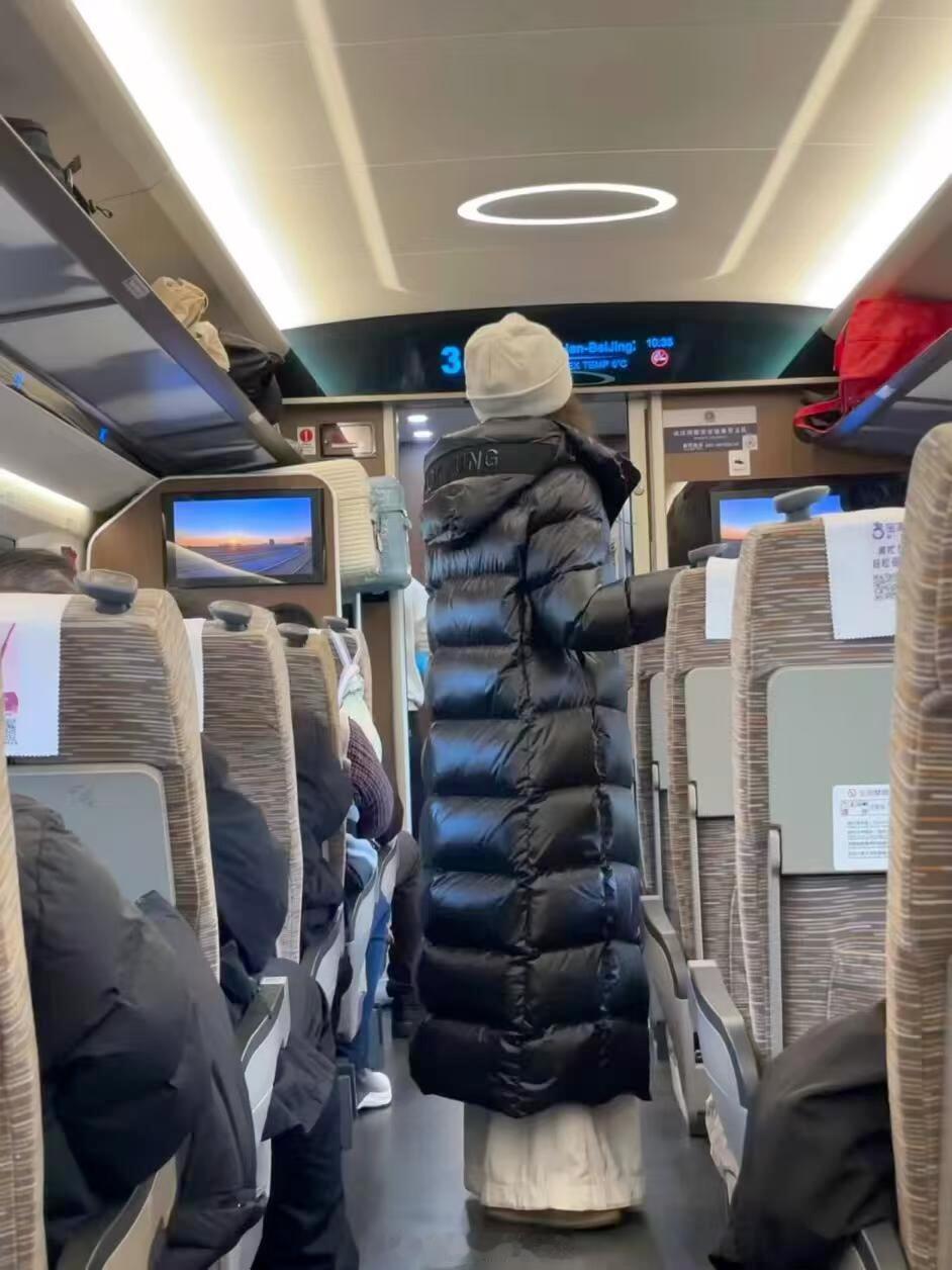 vocal!高铁站看到的！这个冬天一眼沦陷啊啊这个小姐姐穿的羽绒服都好好看啊啊啊