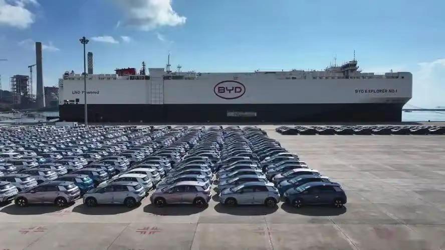 像这样的汽车滚装船，比亚迪有八艘，一艘滚装船可以装七八千辆新能源汽车，最多的可以