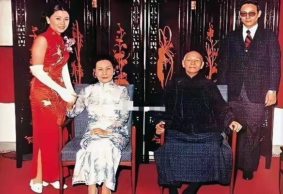 1973年蒋介石病重，被胶带绑在椅子上强撑拍下最后公开照