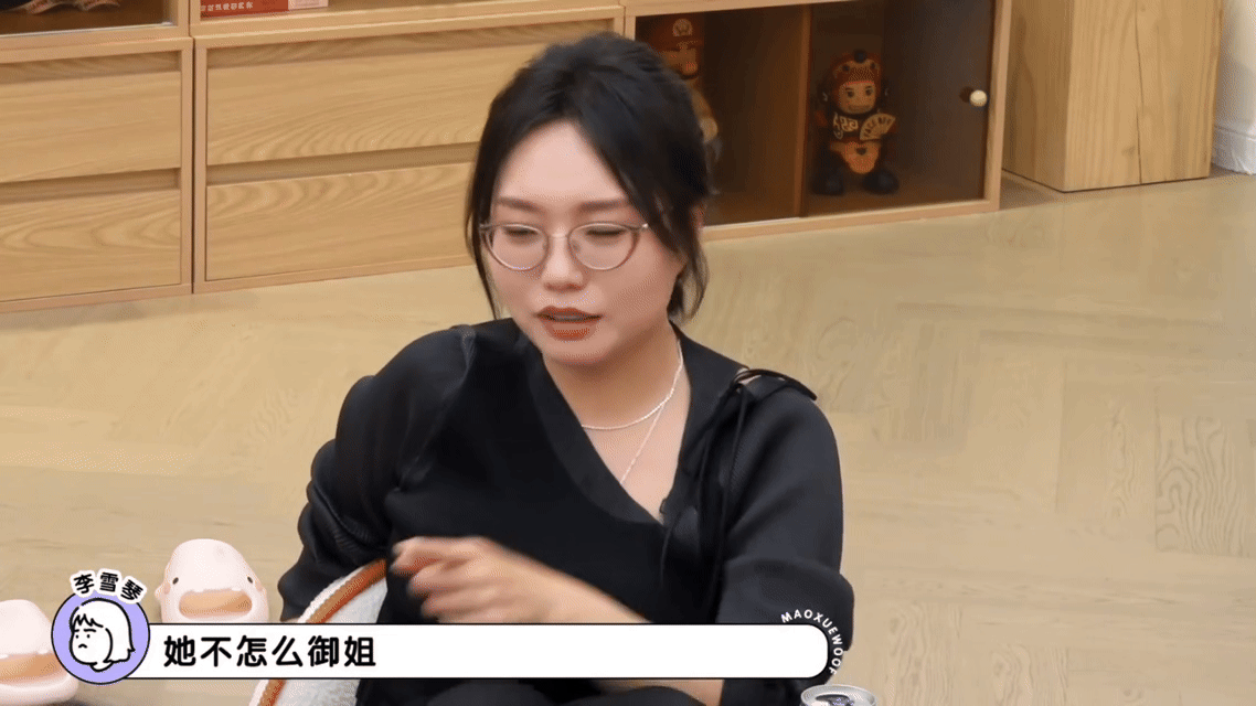 田曦薇萌妹脸当御姐使笑起来眼睛弯成月牙，演起戏来气场全开，这种反差真的很圈粉，这