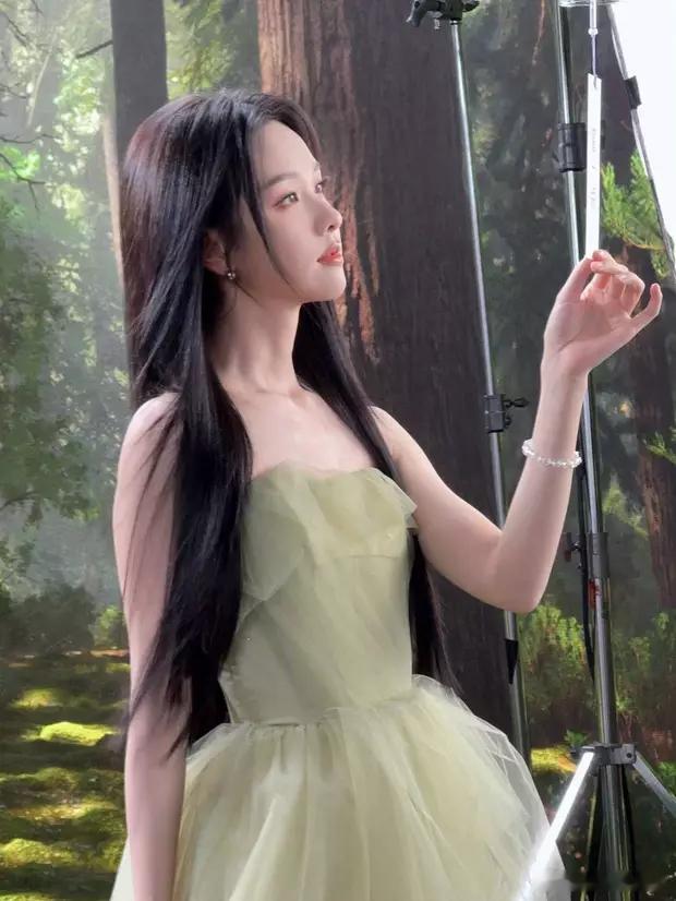 分享娱乐分享娱乐陈都灵穿着绿色抹胸裙，五官精致，肩颈线条优越。​​​