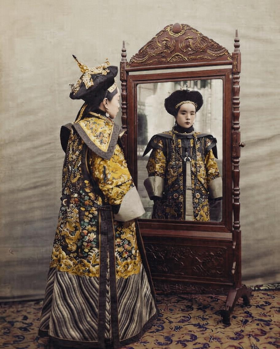 这张照片拍摄于1905年左右，镜中那位身着华贵朝服的女子，是清末“铁帽子王”之一