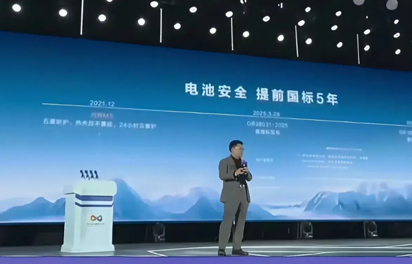 余大嘴嘴巴封印解除。在深圳举办的未来汽车先行者大会上，火力全开。1.手里的几