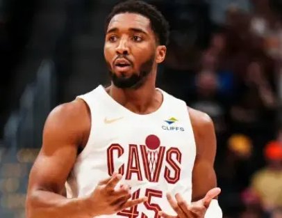 骑士119-117战胜掘金。赛后，多诺万-米切尔接受了采访。米切尔表示：“我