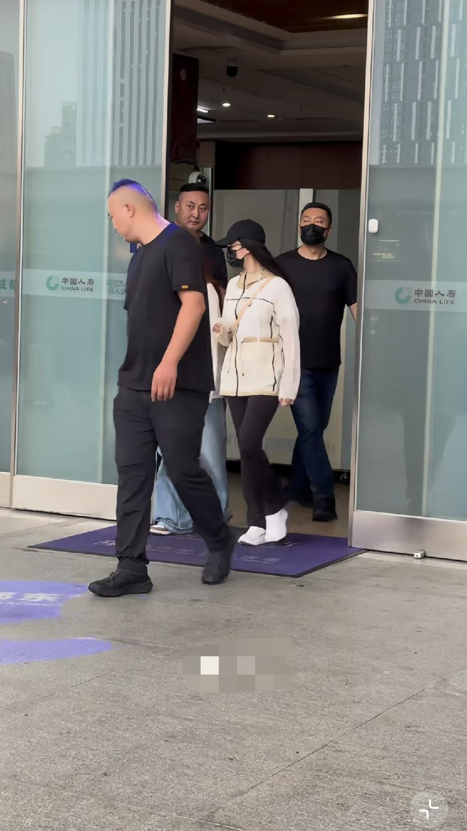 8月17日刘亦菲现身成都，是坐7个半小时高铁过来的，穿64块钱的上衣，裤子有点土