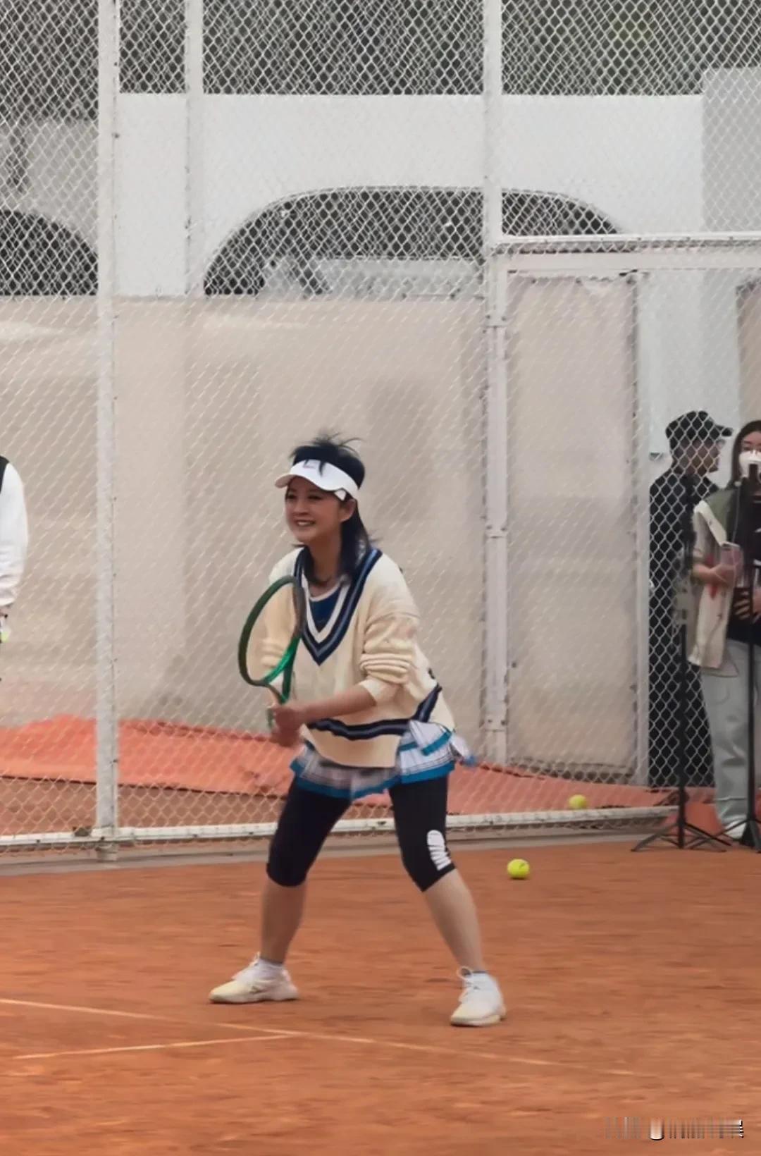 她曾经是央视主持人，是倪萍的好搭档，后来成为了凤凰卫视的当家花旦，主持人许戈辉，