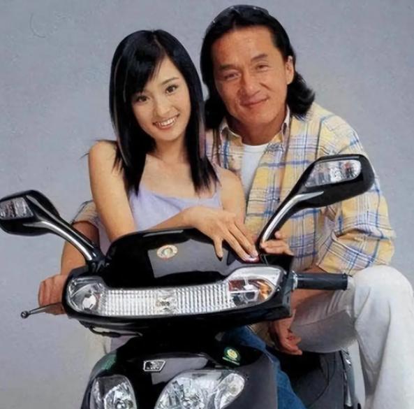 当年，49岁的成龙和17岁的杨幂共同出演一则摩托车广告，拍完后，成龙拿到50万，