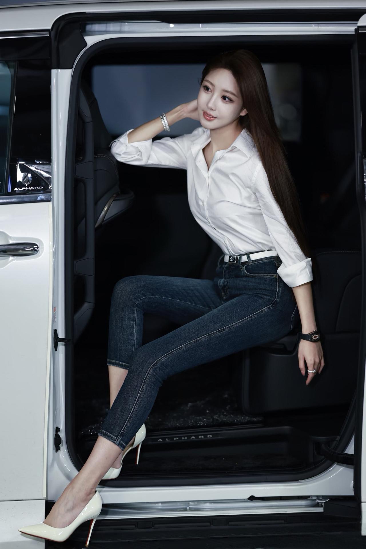 车中美人倚，笑语动芳心