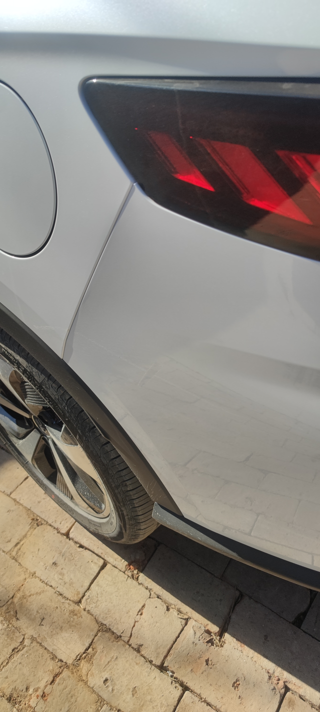 来大神看看油箱下面这不齐，新车刚提了一个月，以前没有注意今天突然发现，都是这样