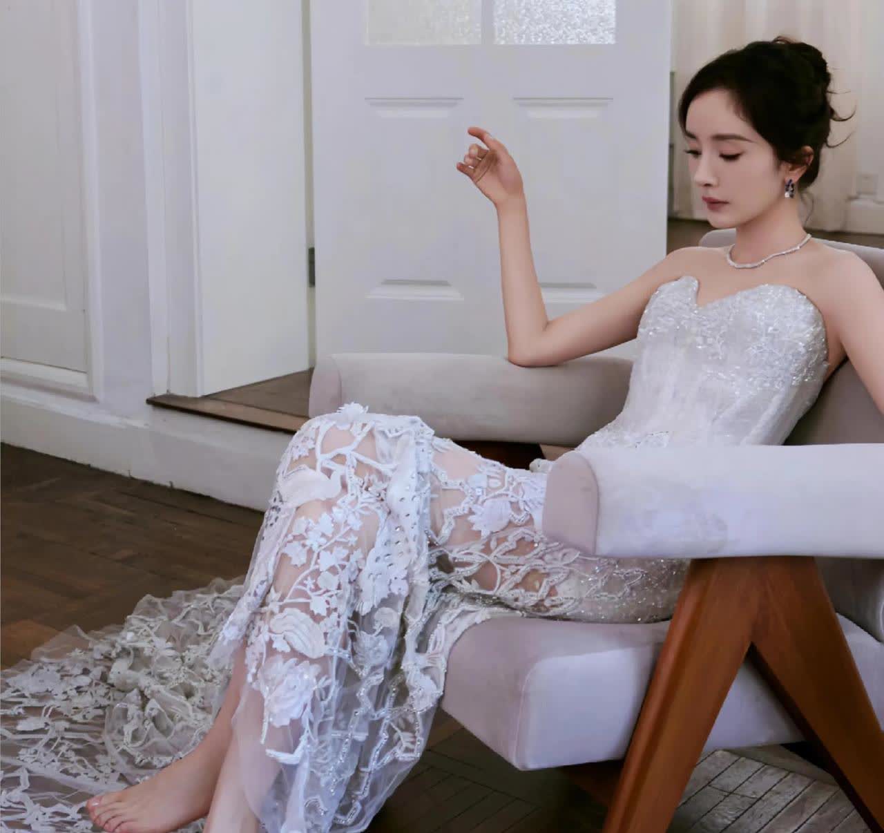在这么多光脚照明星中，杨幂是顶尖美的那一个