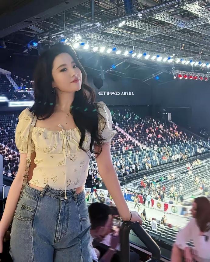 刘亦菲这条裤子挺养生，毕竟降温了肚脐眼必须护住啊