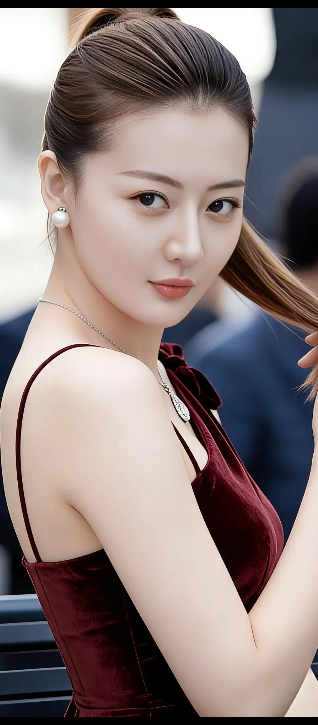 优雅红裙，精致妆容，气质迷人！