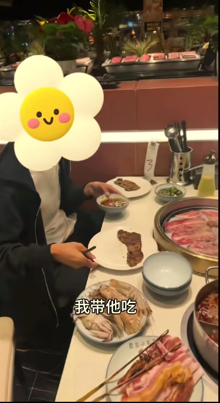 叶锐聪很快就胖起来了,爸爸妈妈投喂的食物营养丰富。妈妈说弟弟都吃过了,这回轮到哥