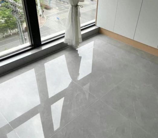 我家装修第一套房，图便宜买了50块一片的瓷砖。瓦工铺的时候就骂：这砖不平，得留大