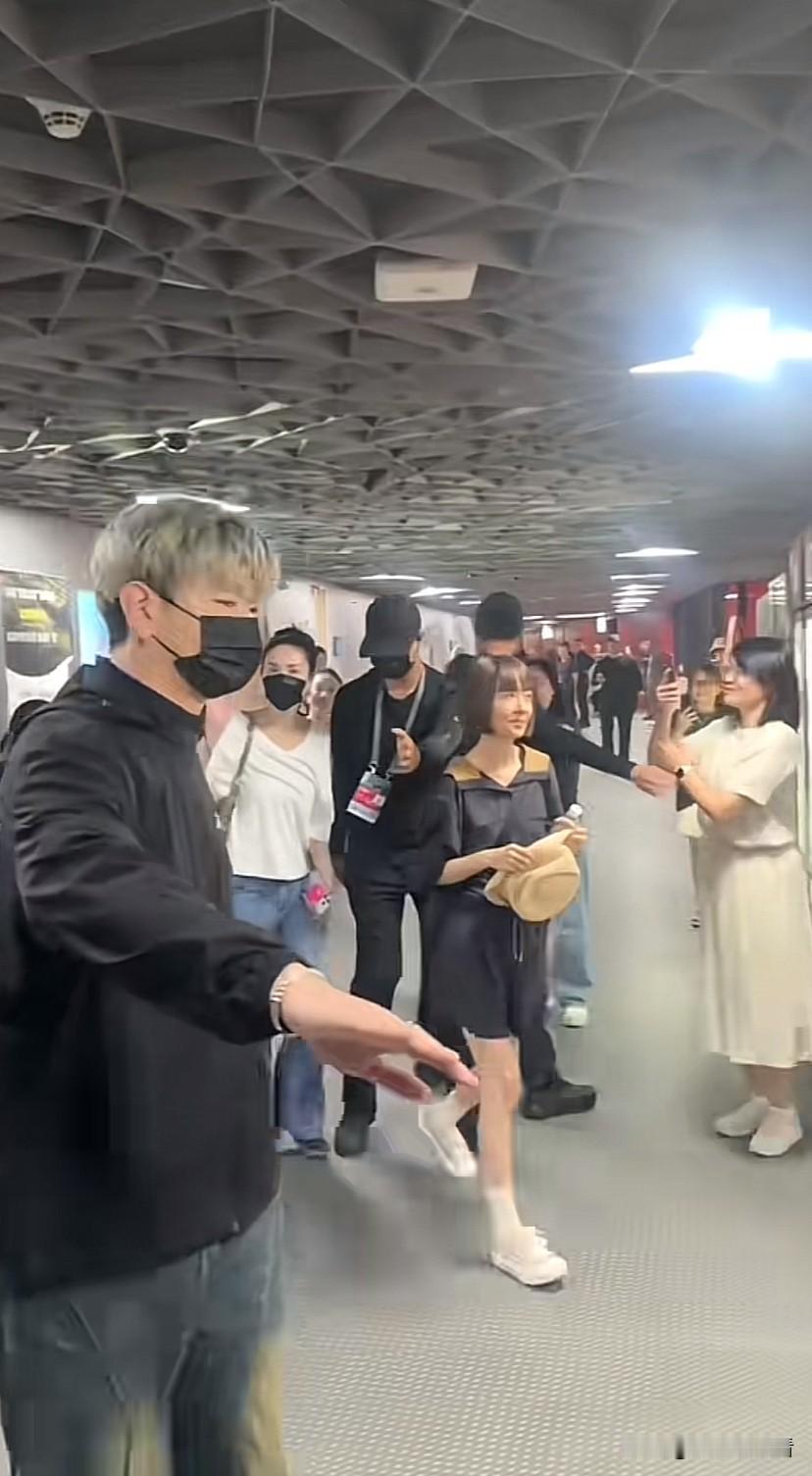 王菲现身男友演唱会，主动跟粉丝打招呼，全场热情非常，一改往日高冷形象，点头哈腰高
