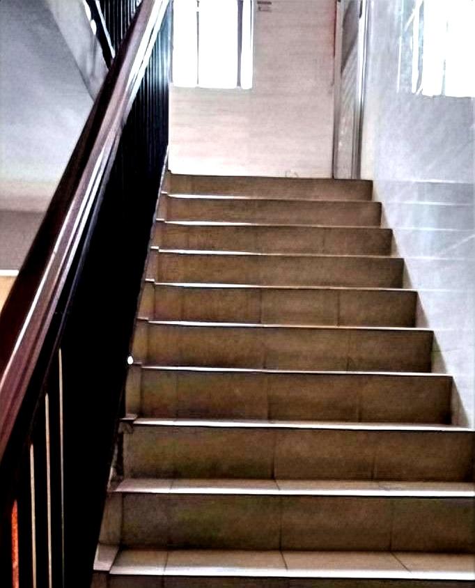 干了十年房产的老鸟，转头就把高层给卖了，搬回了老破小步梯房。第一眼看觉得这人是