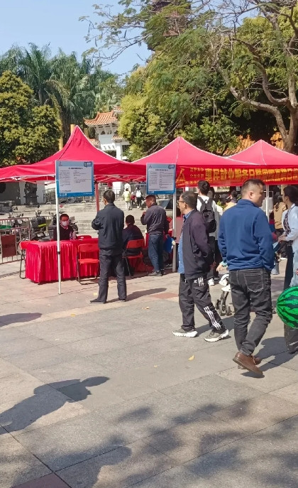 我发现一个奇怪的现象，失业的人大多为中年人，走在大街上，基本看到都是中年人在骑个