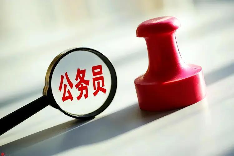 如果你是外地人考了小县城的公务员或事业编，个人发展的路必定要比当地人难走一些。本