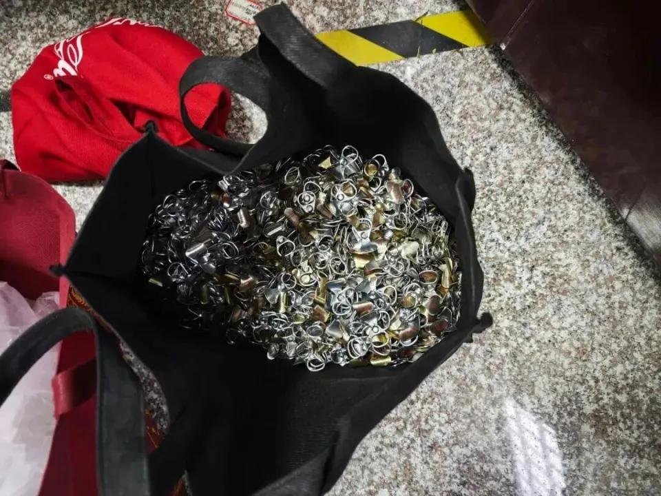 好一个聪明反被聪明误！温州一男子自制中奖拉环，持续半年每天兑换十余箱啤酒。他买了