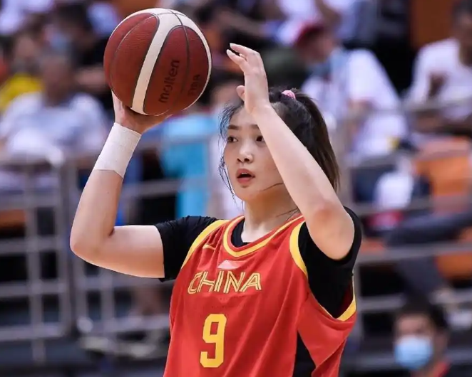 破案了！怪不得篮协对大运会女篮夺冠没有任何表示，原来是这样！最近大运会女篮又