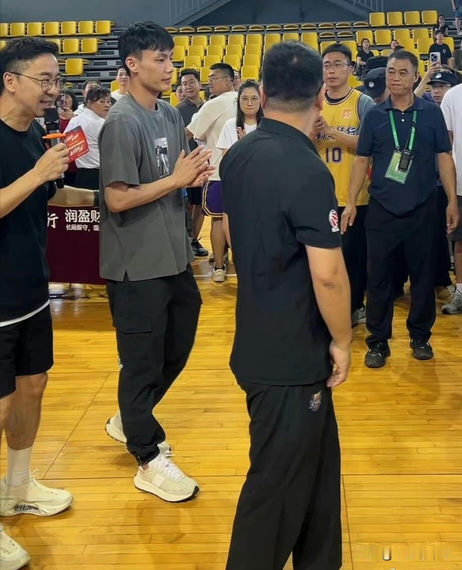 广东男篮最新消息；杜锋徐杰挺忙广东男篮最新消息，王少杰近日休完假已返回石家庄投