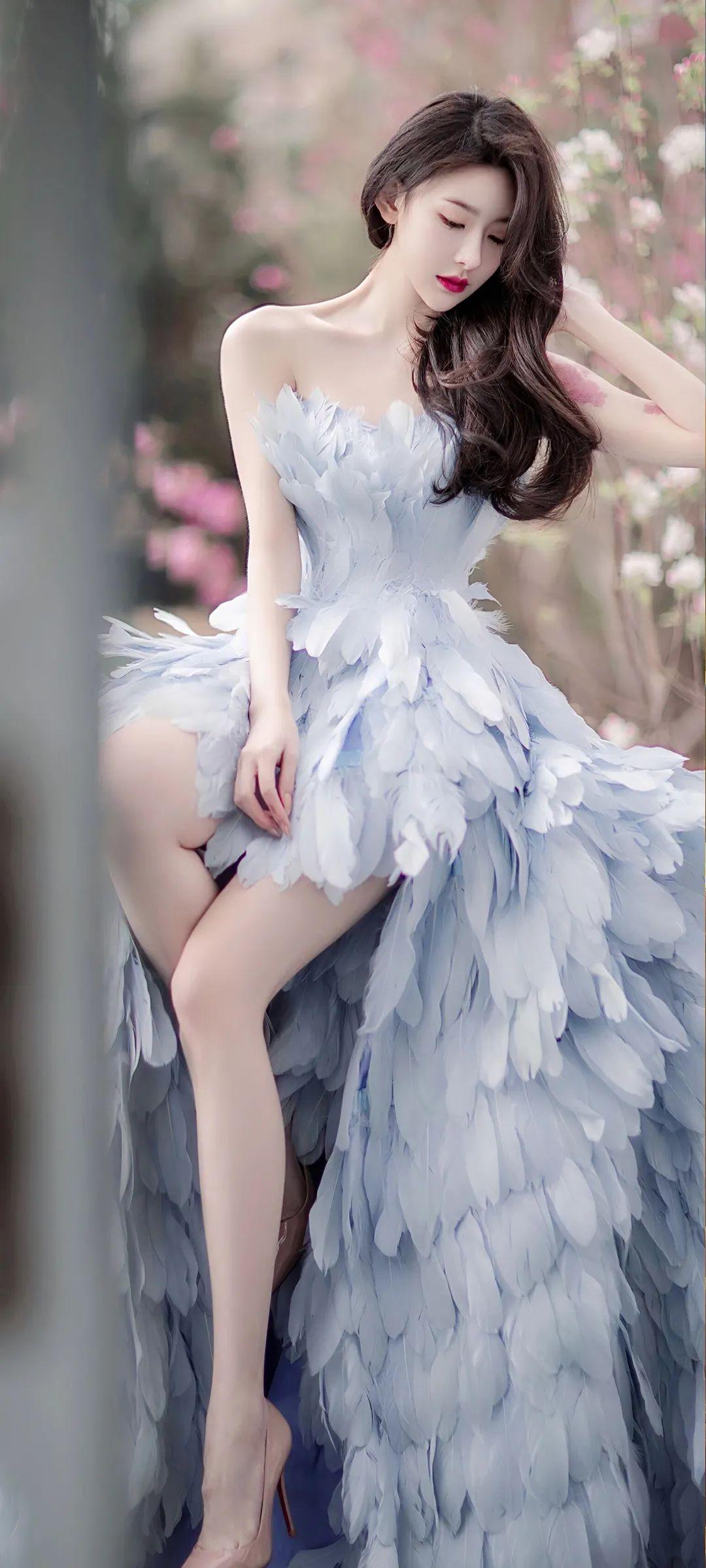 她，仿佛白孔雀般，气质高雅，温柔高贵！