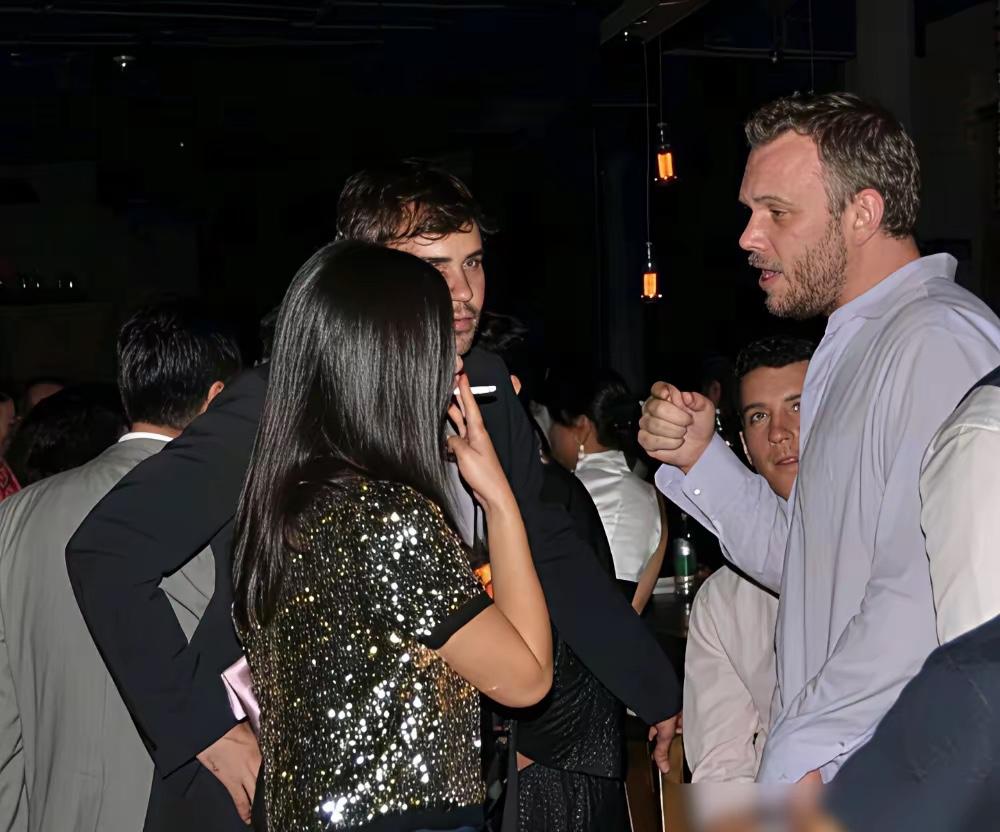 国外烟酒都来，国内优雅知性。朱珠所以明星千万不要立什么人设，容易崩塌。如果