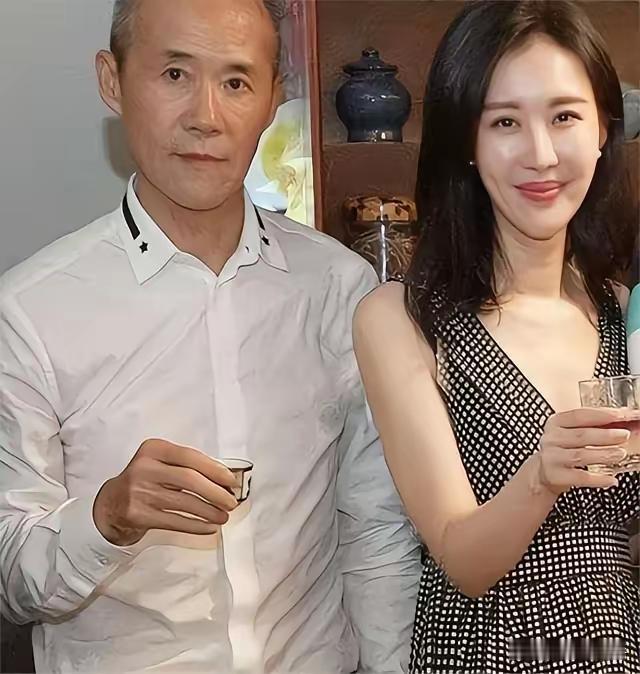 王石田朴珺年末频上热搜，74岁王石染发配合娇妻，一句抱怨竟被怼黑脸2025