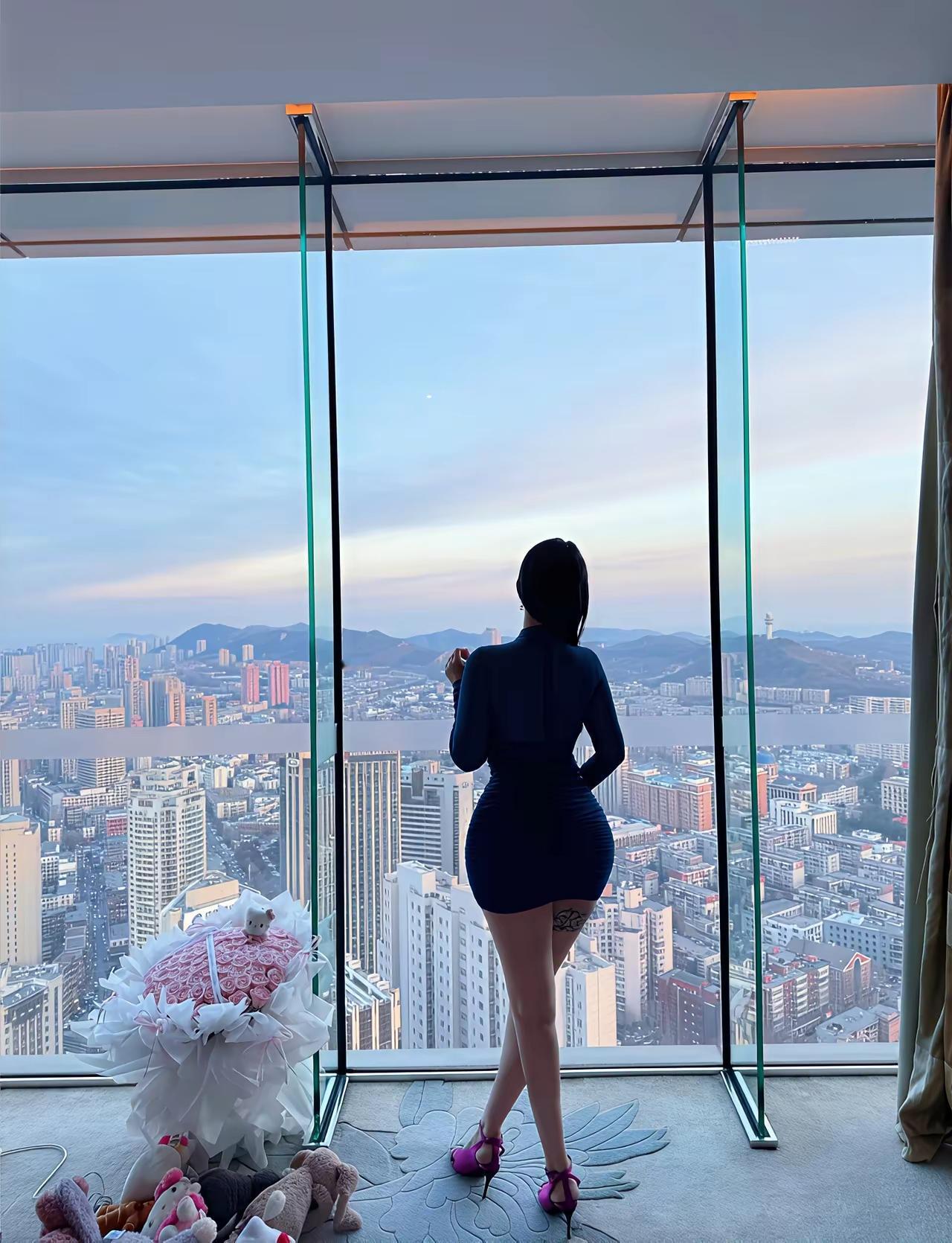 一女子在楼下徘徊，路过一男子问美女你怎么了？女子说:我昨天刚嫁过来，忘记
