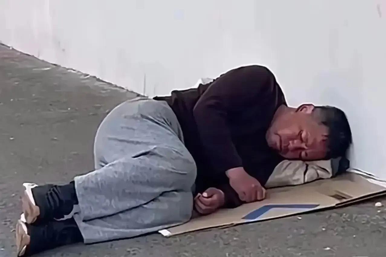 有人在美国又看到那位卧睡街头的孙博士了！在美国街头，那位复旦大学毕业的孙博士又