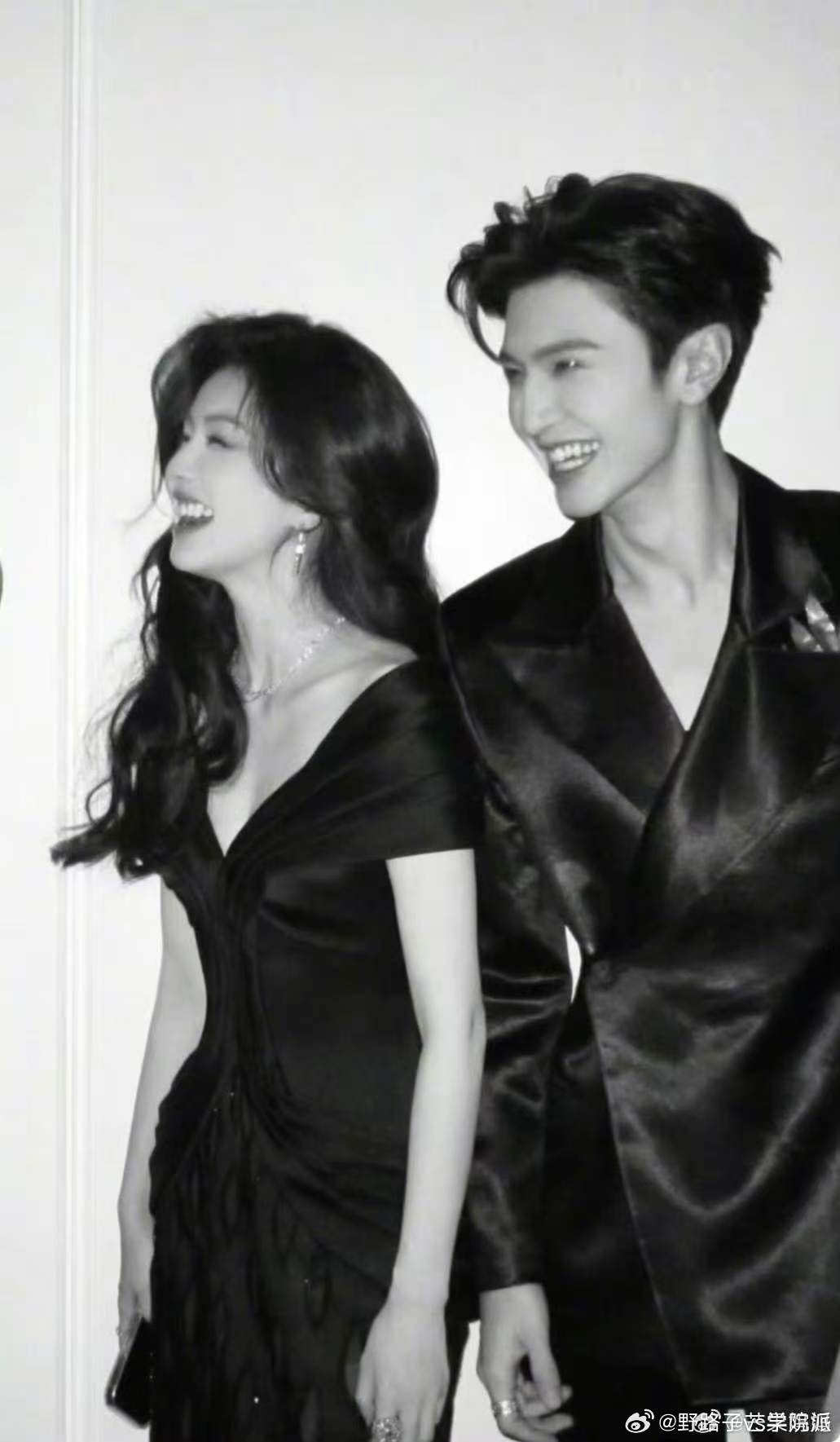 白鹿再cue陈哲远不愧是951陈哲远给白鹿发红包白鹿留洋大小姐造型《奔跑吧》录