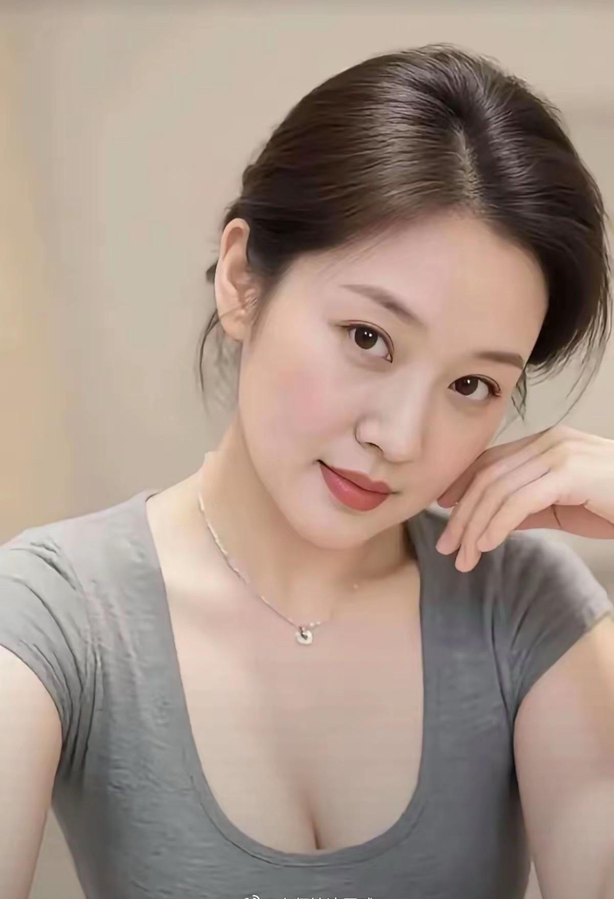 奉劝所有想追漂亮女生的男人越是正经漂亮的女生越好追，因为大多数人不敢上，这是