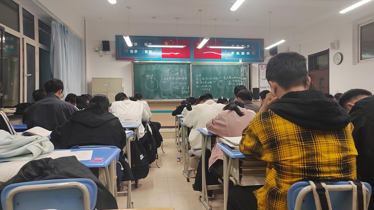 天津赖老师和家长的电子稿事件闹得沸沸扬扬。有很多人都说：就是给老师惯的，因为孩子