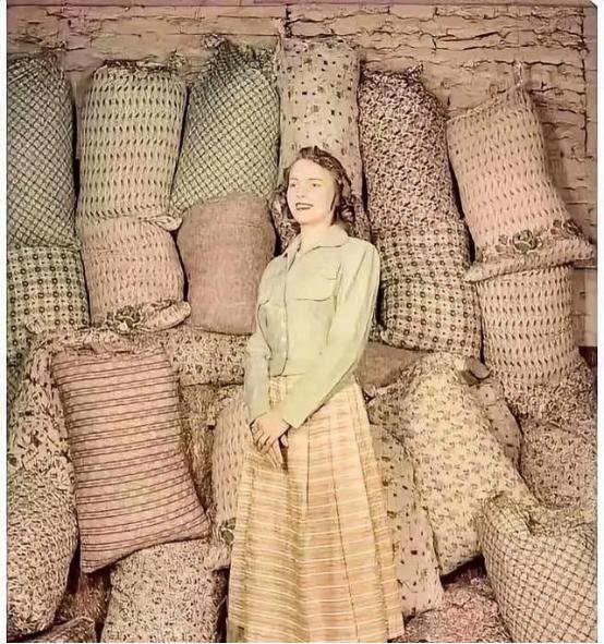 1933年，美国经济大萧条的时代，有个面粉厂，故意把自己的面粉袋子上的logo做