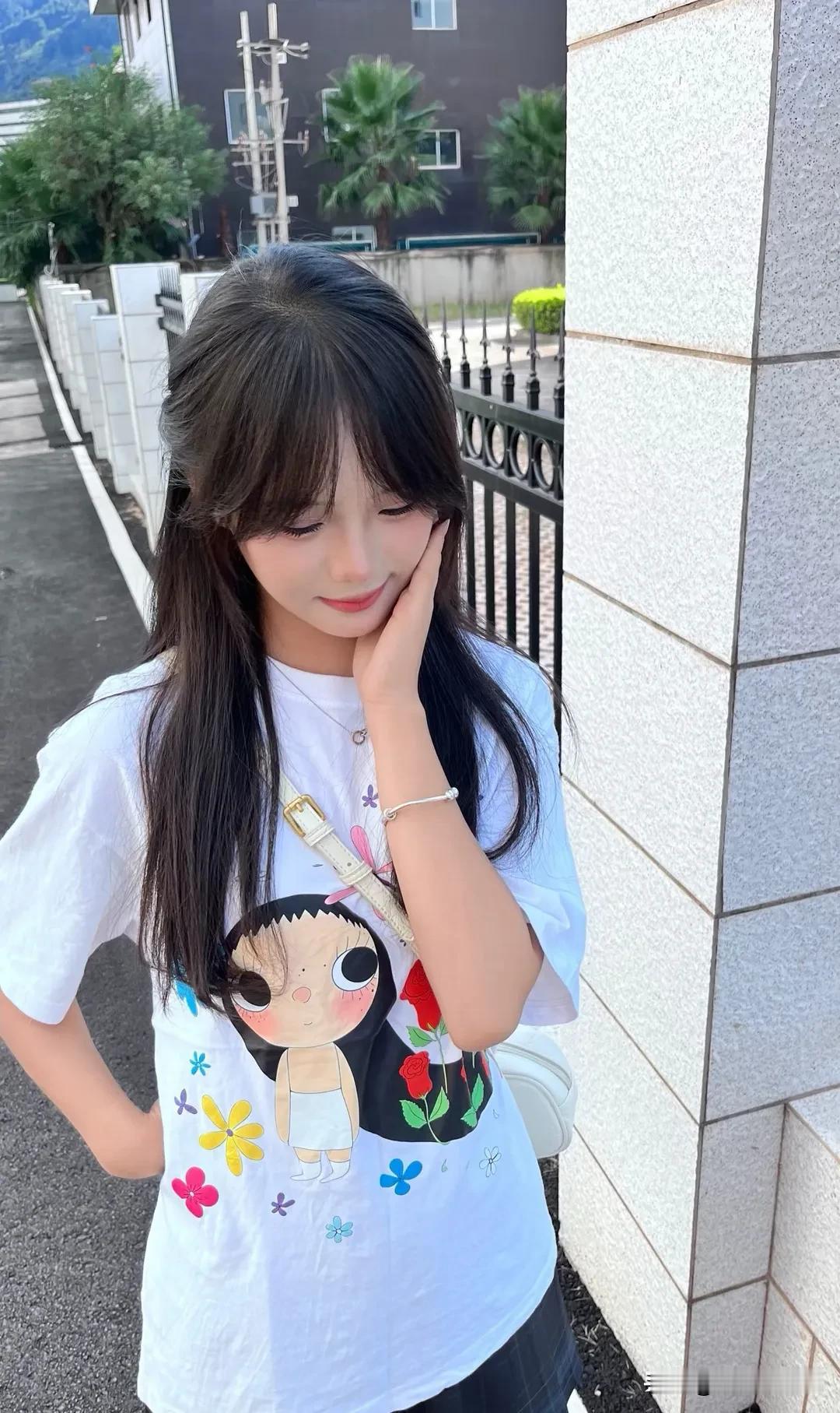 少女心永不毕业阳光吻过裙摆，发丝藏着风的悄悄话。课本卷边藏着懵