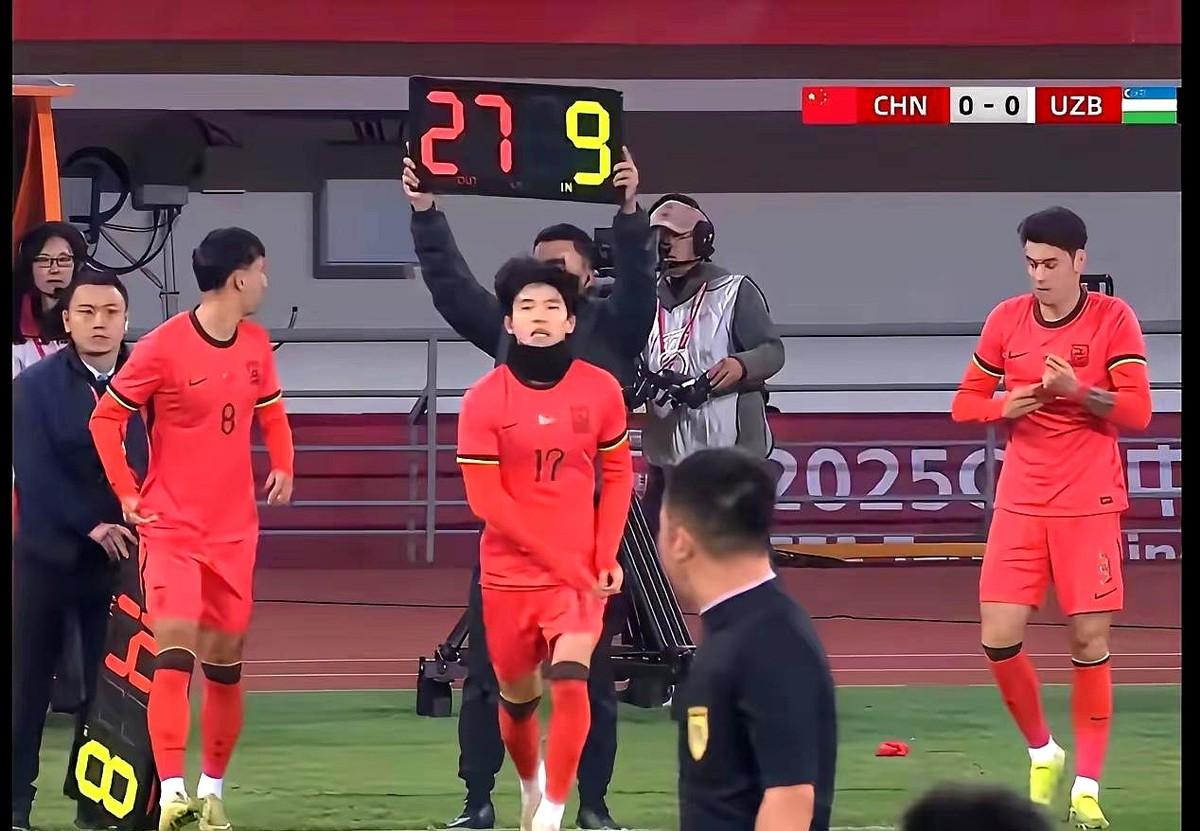 球场上，几个中国男足球员穿着长袖，一个还围着围脖，裁判穿着短袖，大家都在想，这到