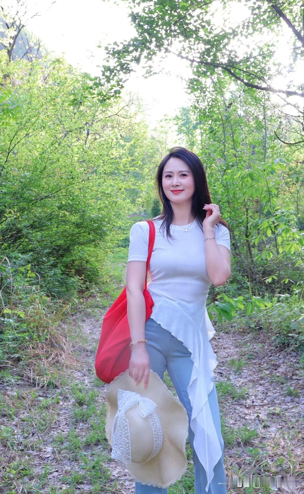 今天阳光正好，出门开启了一场自然漫步，简直不要太惬意。走在小道上，阳光透过树叶