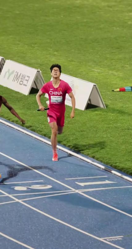 田径亚锦赛男子4X400米接力，中国队获得季军。这枚铜牌，浓缩了中国队在赛场