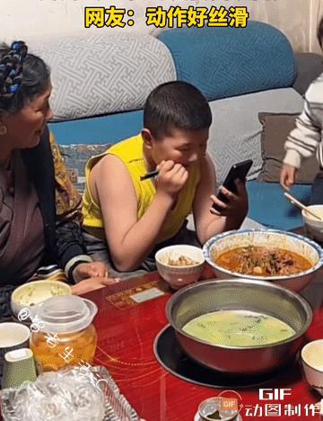 “是该管管了”！有个男孩在客厅吃饭的时候玩手机，旁边的奶奶提醒他好好吃饭，没想到