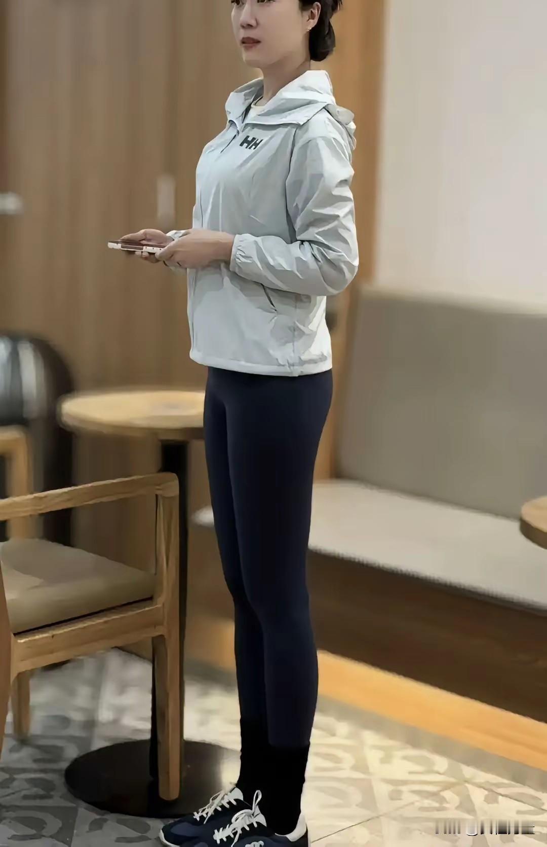 40岁，说实话，无论面相如何年轻，身材如何有型，虽不能说老，但已经不年轻了！