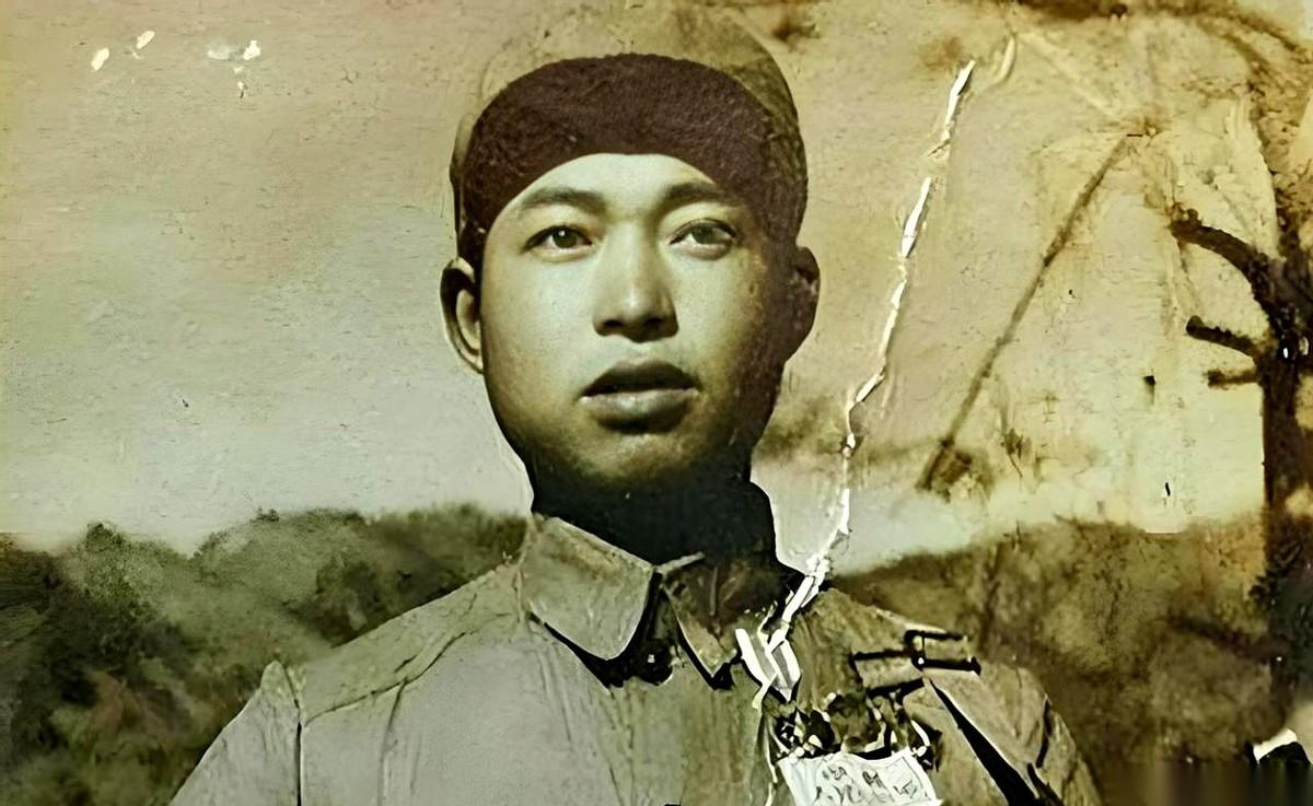 1963年，内蒙古赤峰。一个马棚前，副师长翟文清直勾勾盯着一个喂马的背影，那背影