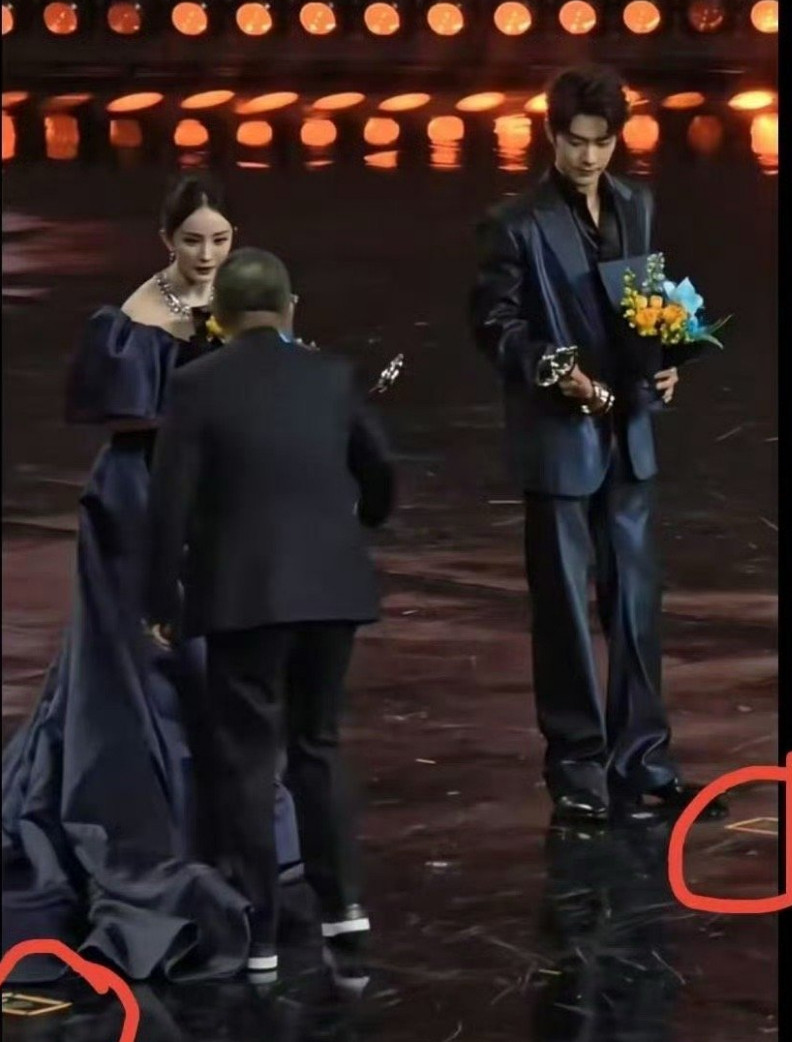 肖战真的是个体面人啊，颁奖的时候，嘉宾都有自己的位置标记，就是下面黄色的那个，人