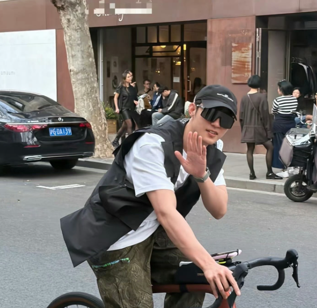 黄景瑜上海街头骑车喝咖啡一天三次被众多网友偶遇，微笑伸手打招呼松弛感拉满！从路