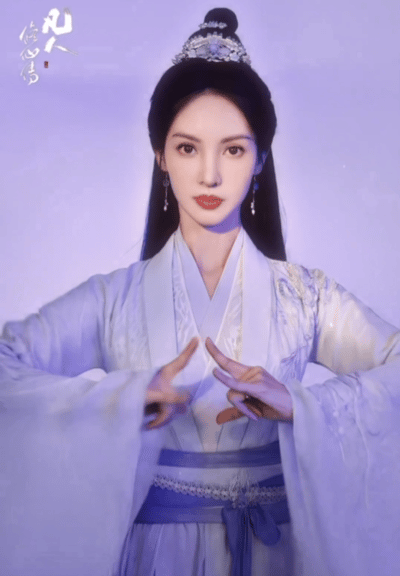 金晨越素越美看金晨的古装剧根本挪不开眼！妆容淡、服饰素，却丝毫不影响她的美，反