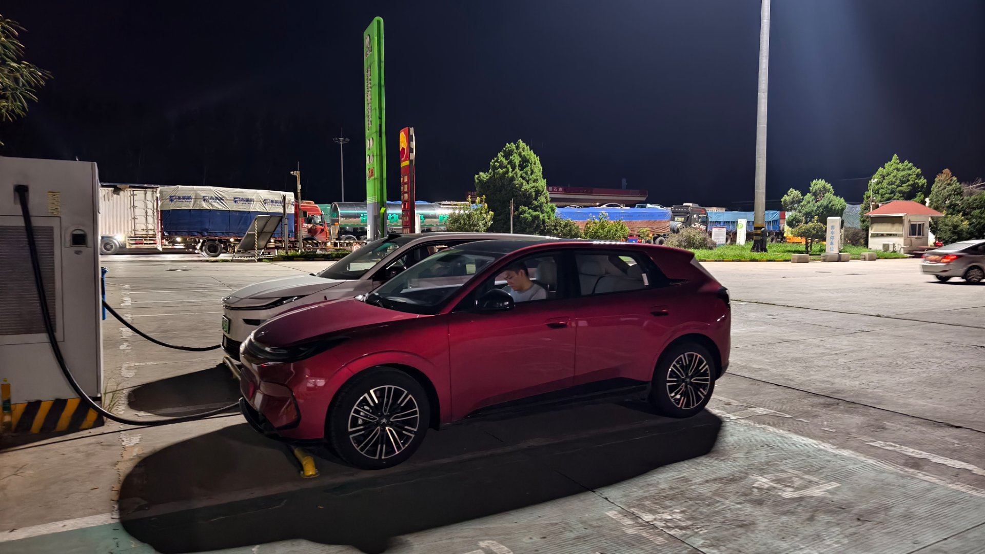 偶遇极狐T1路试车，400平台，充电速度还可以～大v聊车​​​