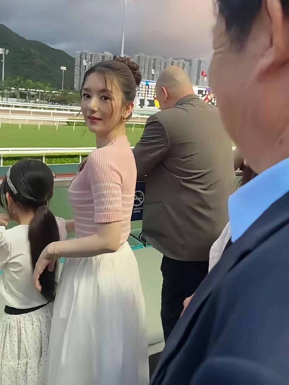 近日，有网友在香港偶遇郭富城，他带着老婆方媛，和两个女儿一起看马场比赛。方媛