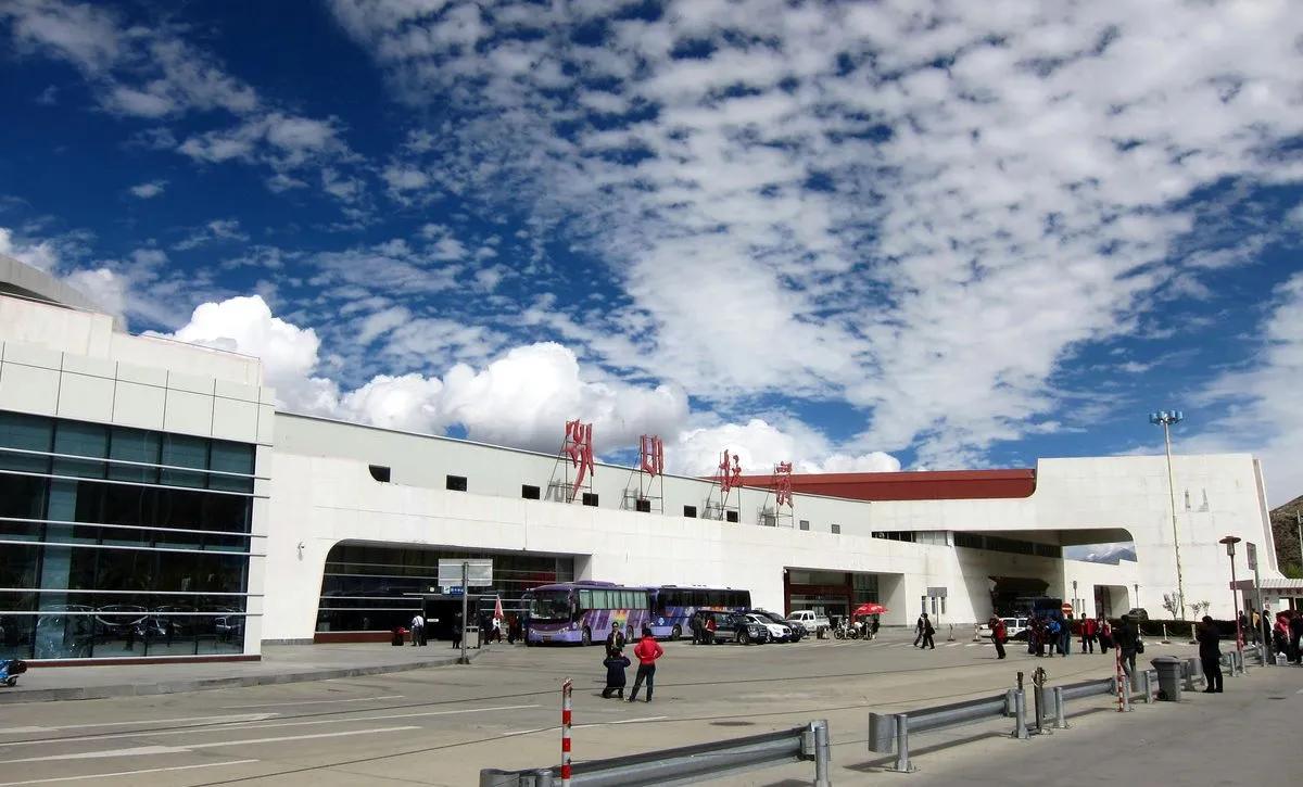 西藏墨脱支线机场正式推进前期踏勘，即将落地建设。建成后将彻底结束墨脱无民航机场的