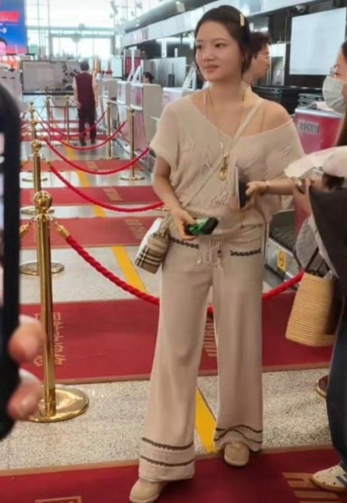 任敏线下机场生图曝光，身材看起来圆润不少，素颜出镜也很真实。网友直呼：这状态也太